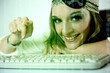 Femme pirate devant un ordinateur
