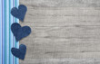 Holzhintergrund mit drei Herzen aus Jeansstoff