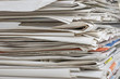 Nahaufnahme eines Zeitungsstapels