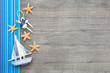 Maritime Dekoration mit Segelboot in Blau und Grau