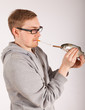 Ein Mann hat einen Fisch in der Hand