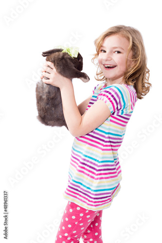 Photo: Kleines Mädchen freut sich über Ihr Häschen Kleines Mädchen freut sich über Ihr Häschen