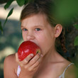 Photo: Mädchen beisst in einen Apfel Mädchen beisst in einen Apfel