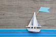 Schiff ahoi! Maritimer Hintergrund blau mit Segelboot