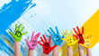 Foto: lachende Kinderhände lachende Kinderhände