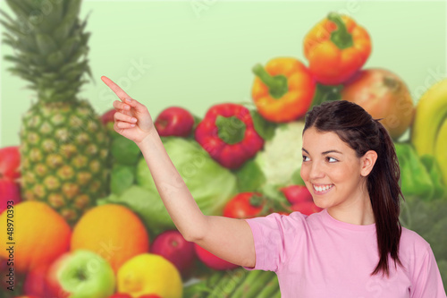 Photo: Jeune fille avec des fruits et légumes Jeune fille avec des fruits et légumes