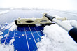 Photovoltaikanlage von Schnee befreien - Solarzellen