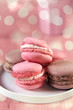 macarons, erdbeer und schokolade mit bokeh