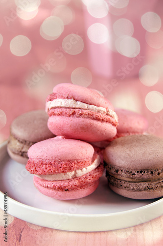 Photo: macarons, erdbeer und schokolade mit bokeh macarons, erdbeer und schokolade mit bokeh