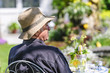 Rentner genießt die Frühlingssonne