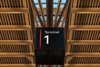 Terminal Schild unter Dachkonstruktion