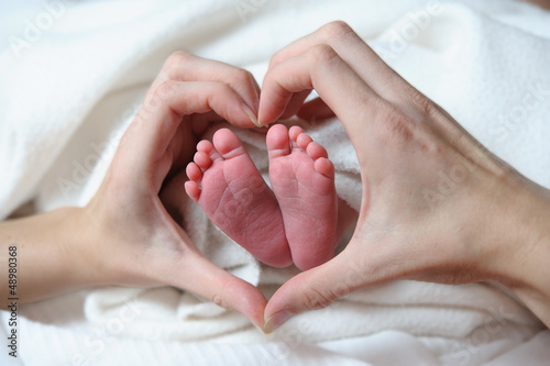Photo: Babyfüßchen in Hand in Herzform Babyfüßchen in Hand in Herzform