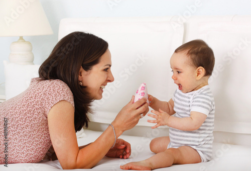 Photo: Eine Mutter spielt mit ihrem Kind Eine Mutter spielt mit ihrem Kind