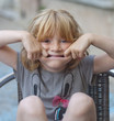 Fillette faisant des grimaces
