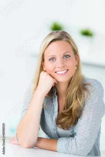 Photo: glücklich schauende junge frau glücklich schauende junge frau