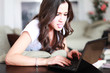 Frau sucht verzweifelt in ihrem Laptop