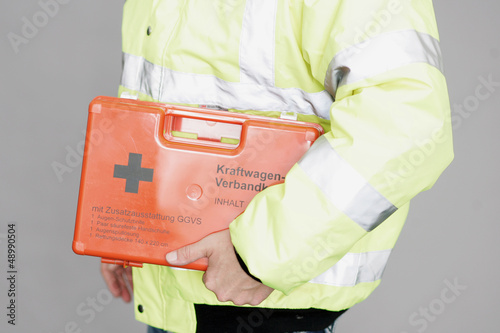 Photo: Rettungsdienst mit Verbandskasten Rettungsdienst mit Verbandskasten