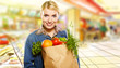 Foto: Woman buying some vegetables Woman buying some vegetables