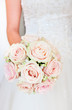 Braut mit Blumenstrauss