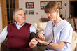 Foto: Krankenschwester misst Blutdruck bei Senior Krankenschwester misst Blutdruck bei Senior