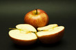 manzana partida por la mitad y otra al fondo