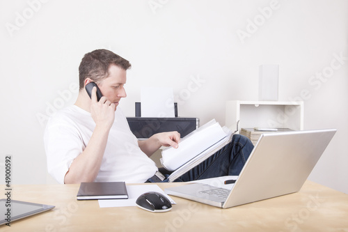 Photo: Mann mit Laptop im Büro Mann mit Laptop im Büro
