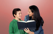 Mère et fils avec un livre