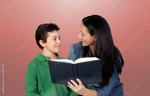 Photo: Mère et fils avec un livre Mère et fils avec un livre