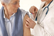 Vaccin sur une personne âgée