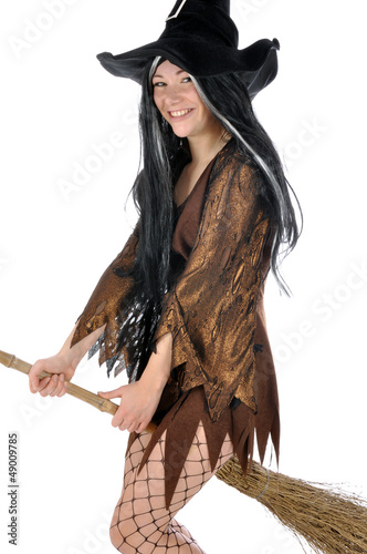 Photo: Junge Frau in Hexen-Kostüm reitet auf Besen Junge Frau in Hexen-Kostüm reitet auf Besen