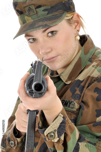 Photo: Junge Frau im Armeeuniform mit Gewehr Junge Frau im Armeeuniform mit Gewehr