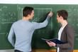 schüler erklärt an der tafel