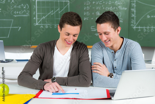 Photo: studenten arbeiten zusammen studenten arbeiten zusammen