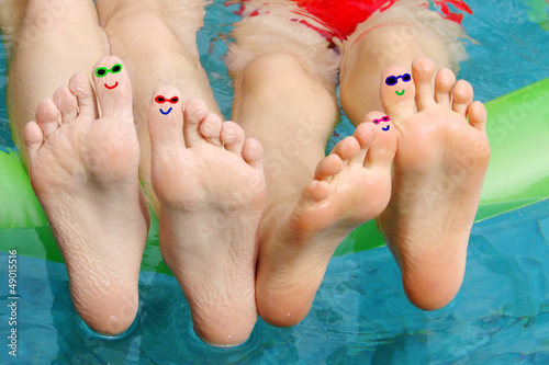 Photo: Pieds d'enfants à la piscine, petits personnages Pieds d'enfants à la piscine, petits personnages