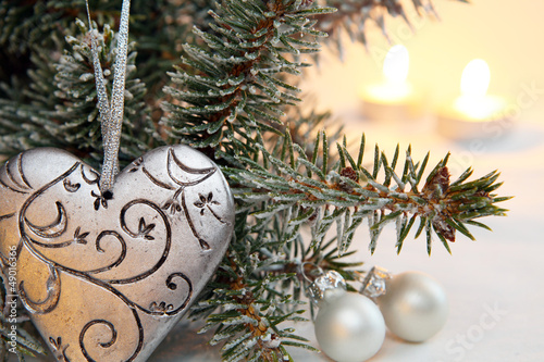 Photo: Silbernes Herz am Tannenbaum Silbernes Herz am Tannenbaum