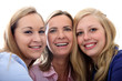 Drei Frauen lachen zusammen