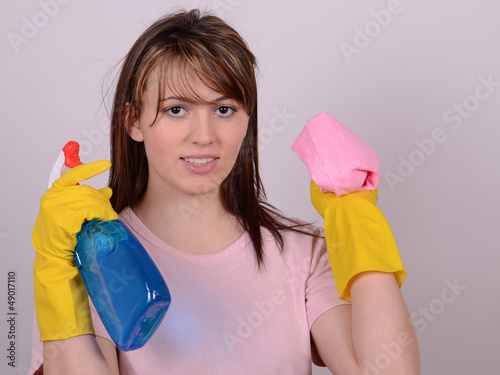 Photo: junge frau beim putzen junge frau beim putzen