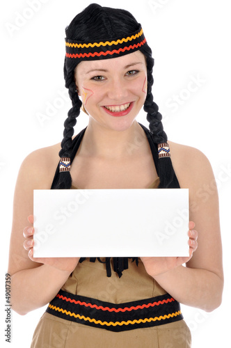 Photo: Junge Frau im Indianer-Kostüm hält leeres Schild Junge Frau im Indianer-Kostüm hält leeres Schild