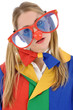 Junge Frau im Clown-Kostüm