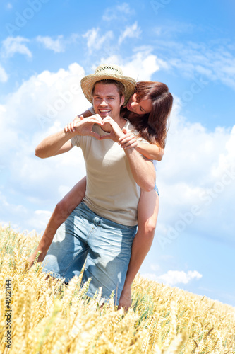 Photo: verliebtes paar im feld verliebtes paar im feld