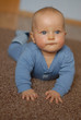 Baby lernt krabbeln