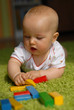 Baby spielt  mit Bauklötzen