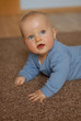 Baby lernt krabbeln