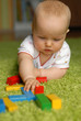 Baby spielt  mit Bauklötzen