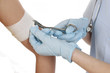Verband wird mit Schere aufgeschnitten