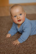 Baby lernt krabbeln