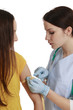 Weiblicher Arzt misst den Armumfang der Patientin