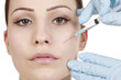 Frau bekommt Spritze gegen Falten - Botox
