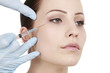 Frau bekommt Spritze gegen Falten - Botox