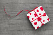 Photo: Ein Geschenk mit rot weißem Papier und Herzen zum Valentinstag Ein Geschenk mit rot weißem Papier und Herzen zum Valentinstag